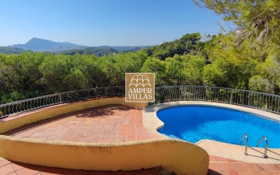 Bonito chalet mediterráneo con casa de invitados y impresionantes vistas panorámicas.